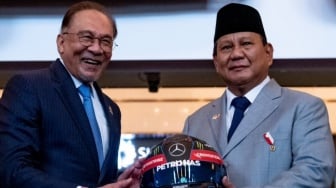 Beruntungnya Presiden Prabowo! Dapat Suvenir Helm Langka yang Tak Ternilai Harganya