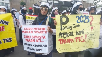 Tuntut Segera Status ASN PPPK Tanpa Tes! Massa Bawa Poster Guru Negeri Makan Spageti, Guru Swasta Makan Ati