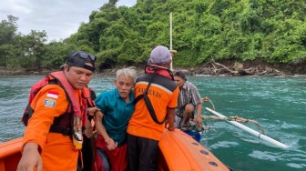 Tim SAR Evakuasi Nelayan yang Terapung di Laut Bakauheni karena Dihantam Ombak