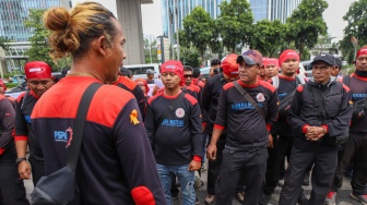 Pengunjuk rasa yang tergabung dalam Konfederasi Serikat Pekerja Indonesia (KSPI) dan Partai Buruh menggelar unjuk rasa di depan Kedutaan Besar Malaysia di Jakarta, Kamis (30/1/2025). [Suara.com/Alfian Winanto]