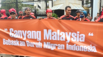 Pengunjuk rasa yang tergabung dalam Konfederasi Serikat Pekerja Indonesia (KSPI) dan Partai Buruh menggelar unjuk rasa di depan Kedutaan Besar Malaysia di Jakarta, Kamis (30/1/2025). [Suara.com/Alfian Winanto]