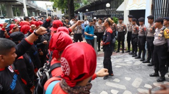 Pengunjuk rasa yang tergabung dalam Konfederasi Serikat Pekerja Indonesia (KSPI) dan Partai Buruh menggelar unjuk rasa di depan Kedutaan Besar Malaysia di Jakarta, Kamis (30/1/2025). [Suara.com/Alfian Winanto]