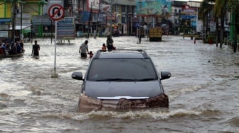 Cara Atasi Mobil Kebanjiran Biar Tak Rusak Parah, Jangan Panik!