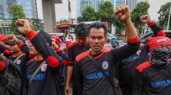 Pengunjuk rasa yang tergabung dalam Konfederasi Serikat Pekerja Indonesia (KSPI) dan Partai Buruh menggelar unjuk rasa di depan Kedutaan Besar Malaysia di Jakarta, Kamis (30/1/2025). [Suara.com/Alfian Winanto]