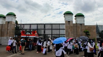 Massa aksi dari Forum Guru Swasta Nasional Passing Grade Tahun 2023 menggelar aksi demonstrasi di depan Gedung DPR, Jakarta, Kamis (30/1/2025). [Suara.com/Alfian Winanto]