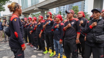 Pengunjuk rasa yang tergabung dalam Konfederasi Serikat Pekerja Indonesia (KSPI) dan Partai Buruh menggelar unjuk rasa di depan Kedutaan Besar Malaysia di Jakarta, Kamis (30/1/2025). [Suara.com/Alfian Winanto]