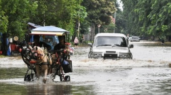 10 Tips Mengatasi Mobil yang Terendam Banjir