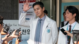 Ju Ji-hoon Beber Tonton Dokumenter untuk Peran Dokter di The Trauma Code