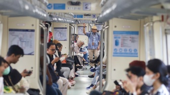 Sejumlah penumpang menaiki rangkaian kereta Lintas Raya Terpadu (LRT) Jabodebek di Stasiun LRT Setiabudi, Jakarta, Jumat (31/1/2025). [Suara.com/Alfian Winanto]