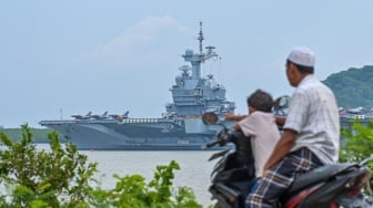 Kapal Perang Prancis atau Kapal Induk Charles de Gaulle (R91) bersandar di Pelabuhan Gili Mas, Desa Labuan Tereng, Kecamatan Lembar, Lombok Barat, NTB, Jumat (31/1/2025). [ANTARA FOTO/Ahmad Subaidi/nz]