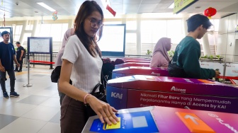 Sejumlah penumpang menaiki rangkaian kereta Lintas Raya Terpadu (LRT) Jabodebek di Stasiun LRT Setiabudi, Jakarta, Jumat (31/1/2025). [Suara.com/Alfian Winanto]