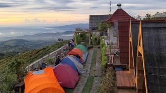 Camping dengan Panorama Pegunungan Menawan di Mangli Sky View Magelang