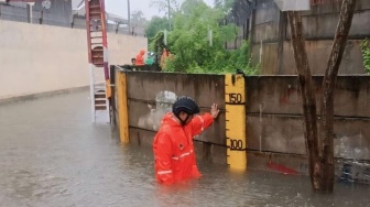 Pemkot Jakarta Timur Salurkan Makanan kepada Korban Banjir di Jatinegara