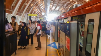 Sejumlah penumpang menaiki rangkaian kereta Lintas Raya Terpadu (LRT) Jabodebek di Stasiun LRT Setiabudi, Jakarta, Jumat (31/1/2025). [Suara.com/Alfian Winanto]