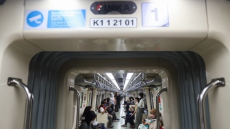 Sejumlah penumpang menaiki rangkaian kereta Lintas Raya Terpadu (LRT) Jabodebek di Stasiun LRT Setiabudi, Jakarta, Jumat (31/1/2025). [Suara.com/Alfian Winanto]