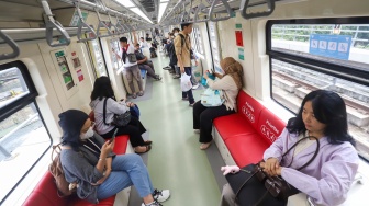 Sejumlah penumpang menaiki rangkaian kereta Lintas Raya Terpadu (LRT) Jabodebek di Stasiun LRT Setiabudi, Jakarta, Jumat (31/1/2025). [Suara.com/Alfian Winanto]