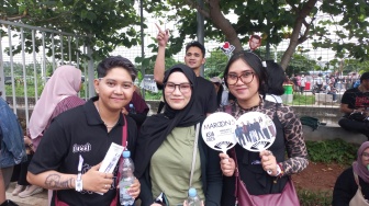 Ngefans Berat, 3 Penonton Ini Jauh-Jauh dari Makassar Nonton Maroon 5 di Jakarta