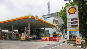 Suasana di SPBU Shell Mampang Prapatan, Jakarta, Sabtu (1/2/2025). [Suara.com/Alfian Winanto]