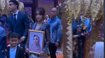 Bawa Foto Almarhum Vanessa Angel, Ide Fuji di Pernikahan Kakaknya Mirip yang Dialami Aaliyah Massaid