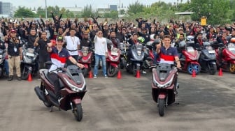 Pembalap MotoGP Honda Sapa Penggemar dan Lihat Langsung Proses Produksi Honda PCX 160 di Cikarang