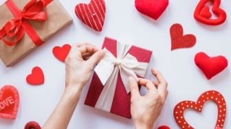 7 Ide Kado Valentine untuk Cowok, Bikin Doi Makin Cinta!