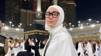 Di Depan Feni Rose, Selfi Nafilah Menangis Kisahkan Hijrahnya