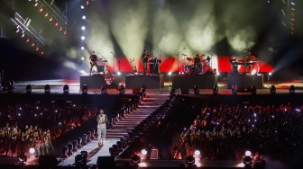 Grup Band asal Amerika Serikat, Maroon 5 beraksi di atas panggung saat menggelar konser bertajuk "MAROON 5 ASIA 2025" di Jakarta International Stadium (JIS), Jakarta, Sabtu (1/2/2025). [Suara.com/Alfian Winanto]