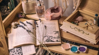 5 Rekomendasi Buku Genre Romance Karya Penulis Lokal!
