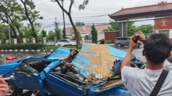 Mobil Keluarga Tertimpa Pohon di Semarang, Dua Orang Luka-Luka