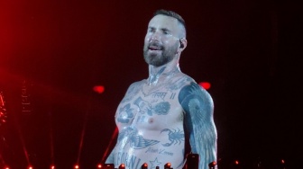 Belum Pernah Terjadi, Adam Levine Minta Dipeluk Penonton di Konser Maroon 5 Jakarta