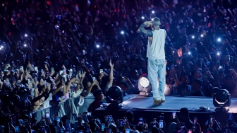 Grup Band asal Amerika Serikat, Maroon 5 beraksi di atas panggung saat menggelar konser bertajuk "MAROON 5 ASIA 2025" di Jakarta International Stadium (JIS), Jakarta, Sabtu (1/2/2025). [Suara.com/Alfian Winanto]
