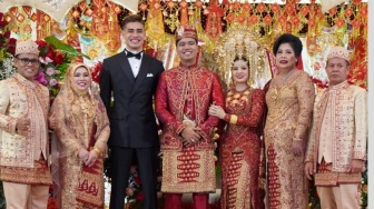 5 Potret Aisar Khaled Hadiri Pernikahan Frans Faisal, Tampan Kenakan Jas Cocok Jadi Pendamping Fuji