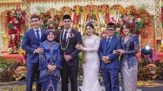 Dampingi Frans Faisal saat Menikah, Gelang Emas Dewi Zuhriati Bikin Salfok