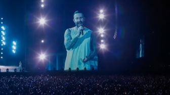 7 Keseruan Konser Maroon 5 di JIS, Tampil Shirtless Hingga Ditutup dengan Sugar