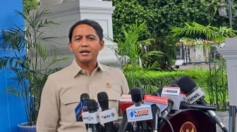 Raja Juli Antoni Kena Community Notes Usai Senggol Anies, Publik: Udah Jadi Menteri Masih Aja Nyinyir