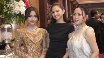 7 Inspirasi Outfit Kondangan Wanita ala Artis, Simpel tapi Elegan