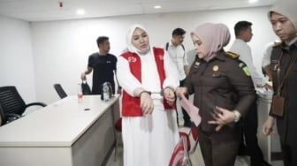 Penampakan Bos Skincare Bermerkuri Mira Hayati Diborgol Saat Dilimpahkan ke Tahanan Kejati Sulsel