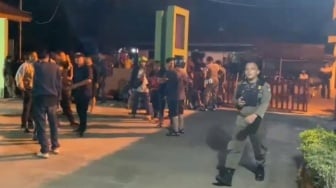 Kronologi Kantor Satpol PP Padang Diserbu PKL, Ricuh Aksi Lempar Batu hingga Polisi Lepaskan Tembakkan!