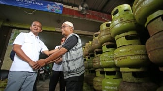 Menteri Energi dan Sumber Daya Mineral (ESDM) Bahlil Lahadalia (kiri) berbincang dengan pemilik agen gas elpiji 3 kilogram Suheri (kanan) saat melakukan pemantauan di Karawaci, Tangerang, Banten, Selasa (4/2/2025). [ANTARA FOTO/Muhammad Iqbal/YU]