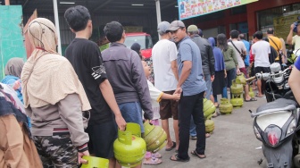 Warga antre untuk membeli gas LPG 3 kilogram di salah satu agen penjualan di Ciputat, Tangerang Selatan, Banten, Selasa (4/2/2025). [Suara.com/Alfian Winanto]