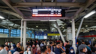 Para penumpang menunggu kedatangan kereta Commuterline di Stasiun Manggarai, Jakarta, Selasa (4/2/2025). [Suara.com/Alfian Winanto]