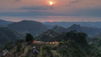 Bukit Sewu Sambang, Camping Sembari Menikmati Panorama Sunset di Banyuwangi