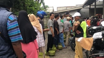 Perjuangan Emak-emak di Bekasi Antre Gas 3 Kg: Tinggalkan Bayi Berjam-jam