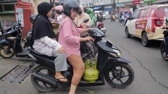 Warga antre untuk membeli gas LPG 3 kilogram di salah satu agen penjualan di Ciputat, Tangerang Selatan, Banten, Selasa (4/2/2025). [Suara.com/Alfian Winanto]