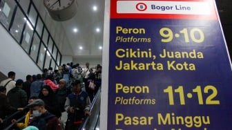 Penumpang berjalan menuju peron di Stasiun Manggarai, Jakarta, Selasa (4/2/2025). [Suara.com/Alfian Winanto]