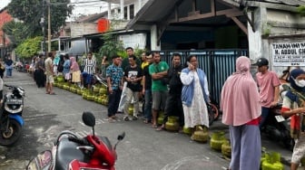 Warga Antre Berjam-jam untuk Dapatkan Elpiji 3 Kg di Gandaria Selatan Jaksel