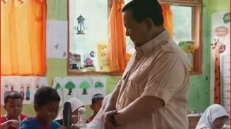 Momen Prabowo Mengintip dari Jendela Kelas Bikin Netizen Terharu