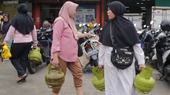 Warga antre untuk membeli gas LPG 3 kilogram di salah satu agen penjualan di Ciputat, Tangerang Selatan, Banten, Selasa (4/2/2025). [Suara.com/Alfian Winanto]