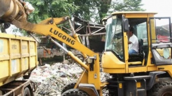 Sampah Menggunung di TPS Pujasera, Pemkab Subang Kerahkan Dua Alat Berat dan 11 Truk