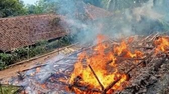 Rumah Panggung Milik Uje di Cidadap Sukabumi Terbakar, 30 Menit Bangunan Sudah Rata dengan Tanah